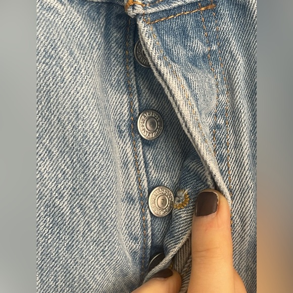 14. 501 Levi’s in a light wash 31 - Picture 4 of 9